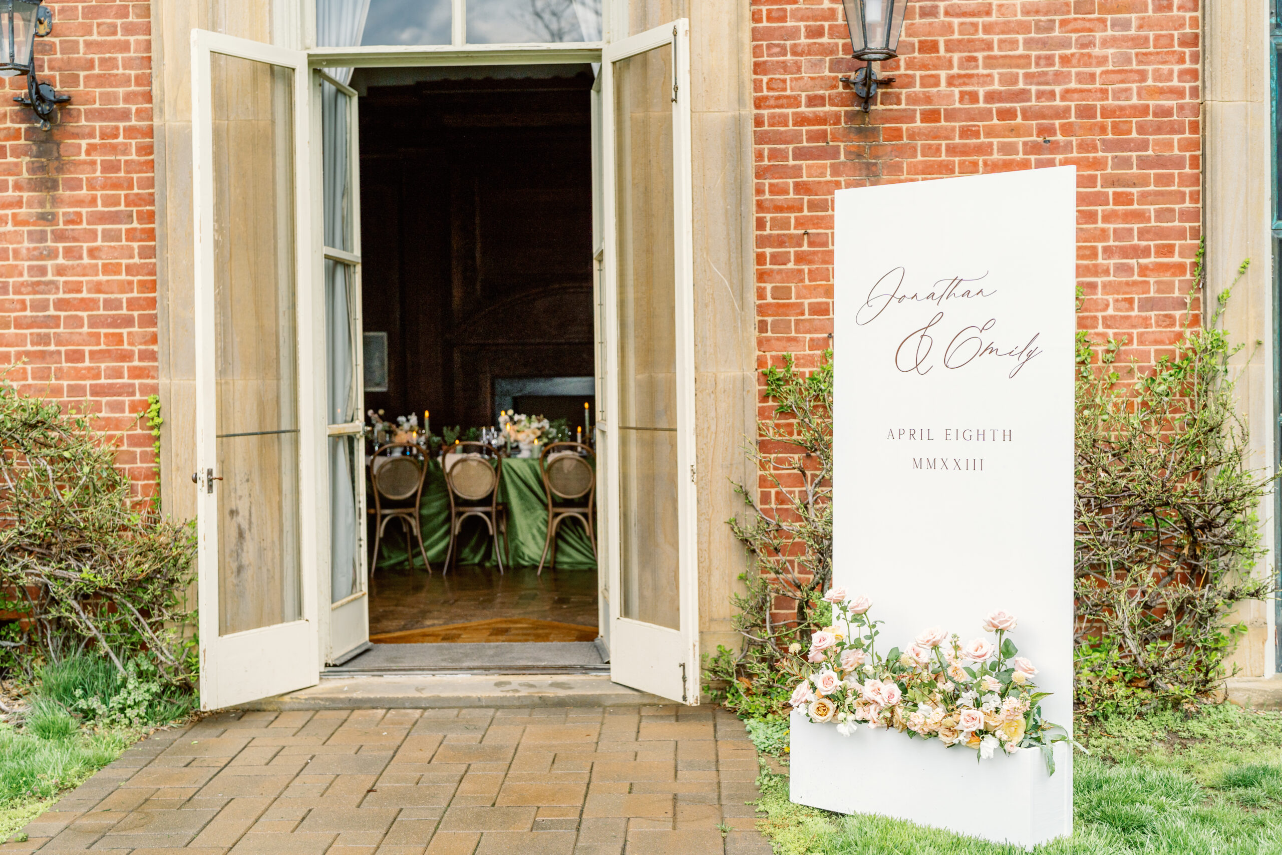 The path connecting the inner reception and the outside area.