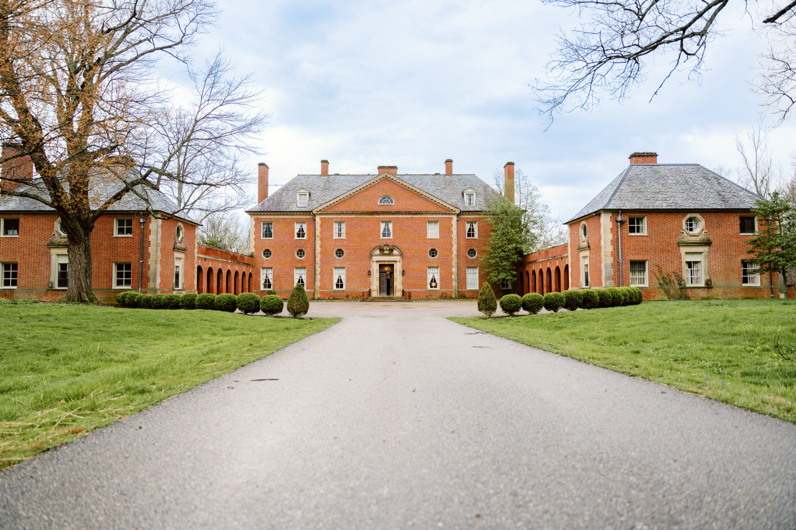 The path up to the venue gives you extra time to admire the old-world natural atmosphere.